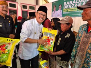 Wabup Indramayu Serahkan Zakat Maal Pertanian bagi 252 Warga Desa Babadan