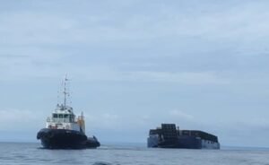 KRI Tongkol-813 Amankan Kapal Pengangkut Ribuan Ton Limbah B3 di Selat Tioro